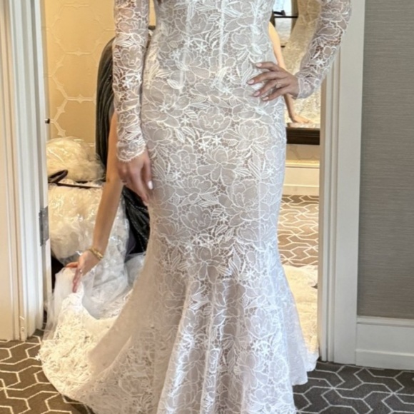 Oscar De La Renta CustomWedding Gown Size 2 worn One time and Dry Cleaned